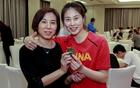原来她是王思雨母亲，身份职业受人尊敬，难怪女儿频频给她争光
